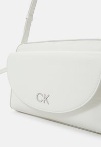 Calvin Klein DAILY CAMERA PEBBLE - Torba čez telo - bright white