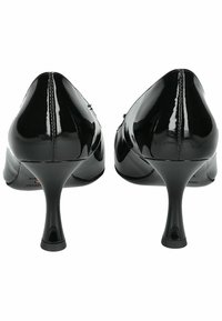 Černé lakované lodičky s vysokým podpatkem, elegantním designem, špičatou špičkou a štíhlým jehlovým podpatkem, které se vyznačují hladkým, lesklým povrchem.