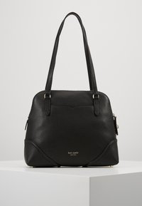 Sort læderhåndtaske med en pebblet tekstur, to håndtag, guldfarvede hardware-accents og et diskret logo i midten nederst.