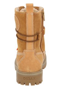 Bota de tobillo de ante marrón con tejido texturizado, costuras reforzadas, cremallera trasera y suela de goma con profundos surcos para tracción.