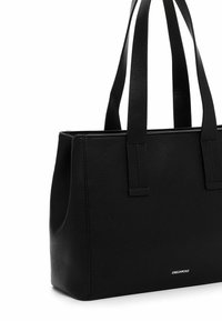 Zwarte leren tote bag met een gestructureerde afwerking, rechthoekige vorm, twee stevige handvatten en een subtiel logo op de voorkant.