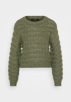Grøn strikket sweater med et tekstureret mønster, rund halsudskæring og lange ærmer. Ribstrikkede manchetter og underkant tilføjer strukturel detalje.