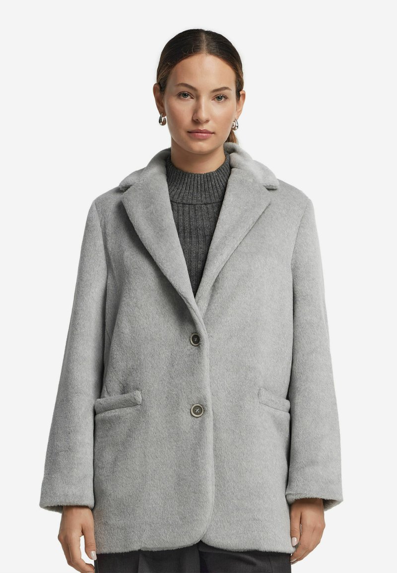 Ljusgrå kappa i ullblandning med slagkrage, två framfickor och tvåknappsstängning, med en mjuk, texturerad yta.