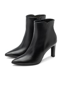 Botas de cuero negras hasta el tobillo con punta afilada y un tacón cuadrado de 3 pulgadas. Presentan un cierre lateral y una textura suave.