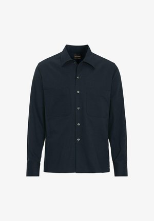 Camicia nera a maniche lunghe con bottoni, colletto a punta e due tasche sul petto, mostrata su uno sfondo bianco semplice.