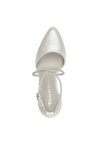 Chaussure à talons hauts argentée claire avec un bout pointu, en matière textile, une fine bride de cheville et une texture lisse. Logo visible sur la semelle intérieure.