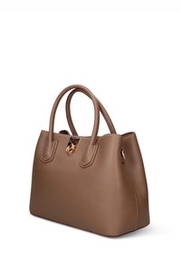 Bruine handtas van nepleer met dubbele handvatten, een gestructureerd oppervlak, gouden hardware-details en een strakke vorm.