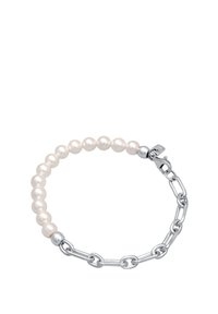 Silver chainarmband med vita pärlor som varvas med metallkedjor och en karbinhake. Den polerade ytan framhäver designen.