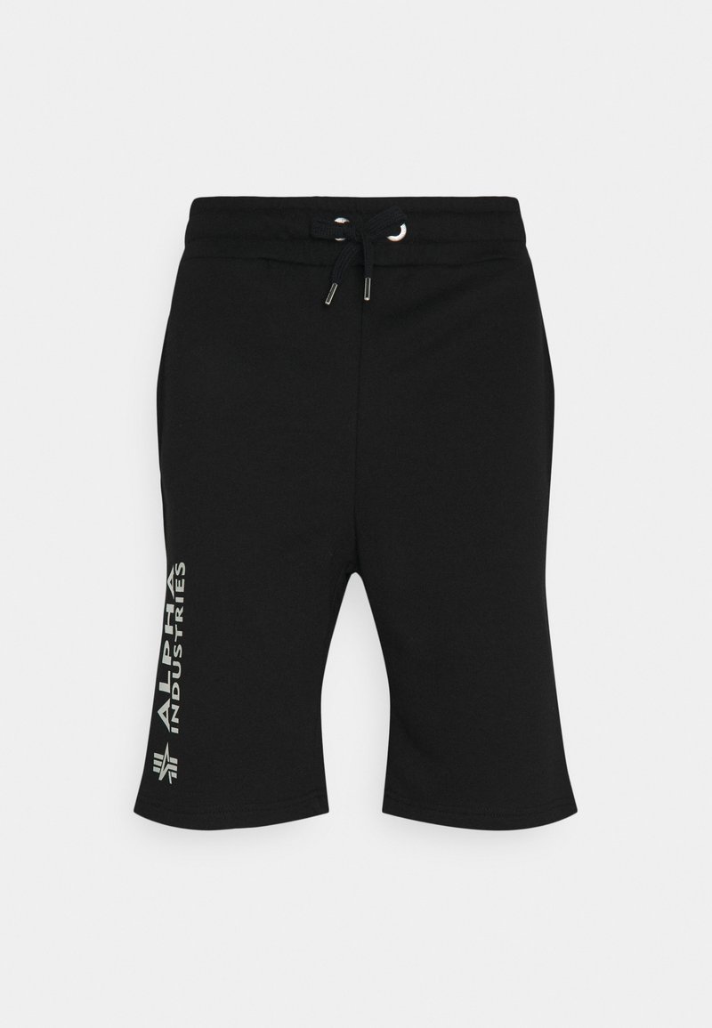 Shorts noirs mi-genoux avec ceinture élastique et cordon de serrage, arborant le texte vertical blanc "Alpha Industries" et le logo sur la jambe gauche.