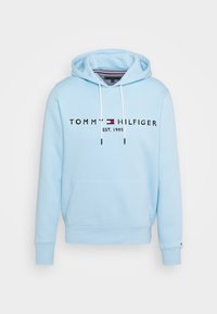 Světlé modrá mikina s kapucí z měkké látky, s přední kapsou, šňůrkami a černým potiskem "TOMMY HILFIGER EST. 1985".