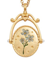 Zlatý náhrdelník s príveskom, ktorý má kvetinový dizajn s modrými kvetmi a zelenými stonkami, doplnený malými bielymi perlami a motívmi hviezd.