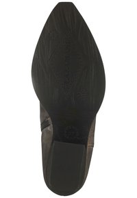 Sole in gomma nera con motivo a rombi e accenti circolari. Cerniera laterale su una parte superiore in suede, che mostra una morbida texture e una forma snella.