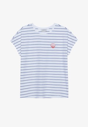 Hvid bomulds T-shirt med marineblå vandrette striber, rund halsudskæring og korte ærmer. Har en rød muslingebrodering på venstre bryst.