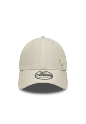 Beige baseball cap lavet af blødt stof, med en buet skygge, justerbar rem og et opstående logo på fronten. 9FORTY stil label vedhæftet.