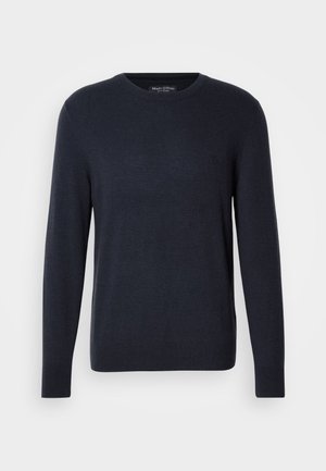 Tamsiai mėlynas apvalios iškirptės megztinis, pagamintas iš minkštos mezginio medžiagos, su ilgomis rankovėmis ir subtiliu logotipu ant krūtinės, su raibtais rankogaliais ir apatine dalimi.