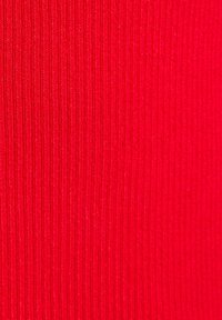 Tessuto a coste rosso, caratterizzato da sottili strisce verticali con una superficie liscia e una leggera lucentezza. Il colore è vibrante e uniforme.