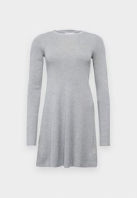 Abito lungo a maglia grigio chiaro con maniche lunghe, top aderente e gonna svasata, scollatura a girocollo e una sottile texture a coste su tutta la superficie.