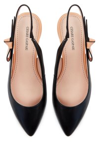 Scarpe slingback in pelle nera con punta affusolata, dotate di una soletta nude e di un accento a fiocco sul tacco. Design classico e texture liscia.