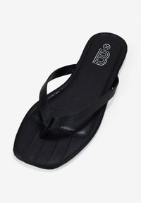 Sandal de flip-flop negra con una plantilla texturizada con estampado de cocodrilo y correas cruzadas, con un logotipo marcado con "B" y talla de zapato 36.