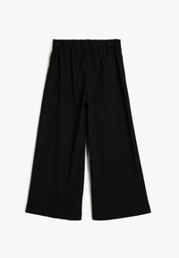 Schwarze weit geschnittene Hose mit elastischem Bund, ausgestattet mit einer glatten Stofftextur und einem einfachen, klaren Design ohne Muster oder Akzente.