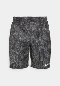 Schwarze Sportshorts mit einem strukturierten Muster in weißen Spritzern. Sie verfügen über einen elastischen Bund und ein kleines weißes Nike-Logo auf der unteren rechten Seite.