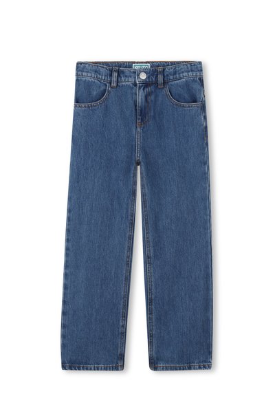 Jean en denim bleu foncé à coupe droite, conception à cinq poches, coutures visibles et fermeture à bouton à la taille.