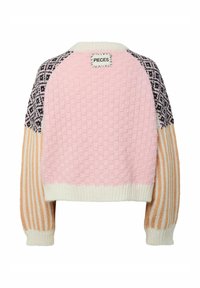 Gebreide trui met een gestructureerd roze lijf, zwart-witte schouders met patronen en gestreepte mouwen in perzik en crème. Label leest "PIECES."