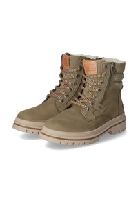 Stivaletti in pelle khaki con suole in gomma beige, punta rotonda e lacci texturizzati. Presentano una chiusura con zip e una fodera morbida. Dettaglio con etichetta marrone sul lato.