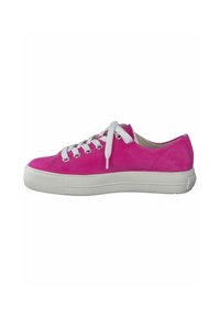 Sneaker in suede rosa con suole e lacci bianchi in gomma, dotati di punta rotonda e cuciture minime. Design classico con lacci.