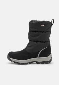 Bottes d'hiver noires isolées avec un haut rembourré, en matériau texturé, et une semelle en caoutchouc grise avec des motifs de grip pour l'adhérence.