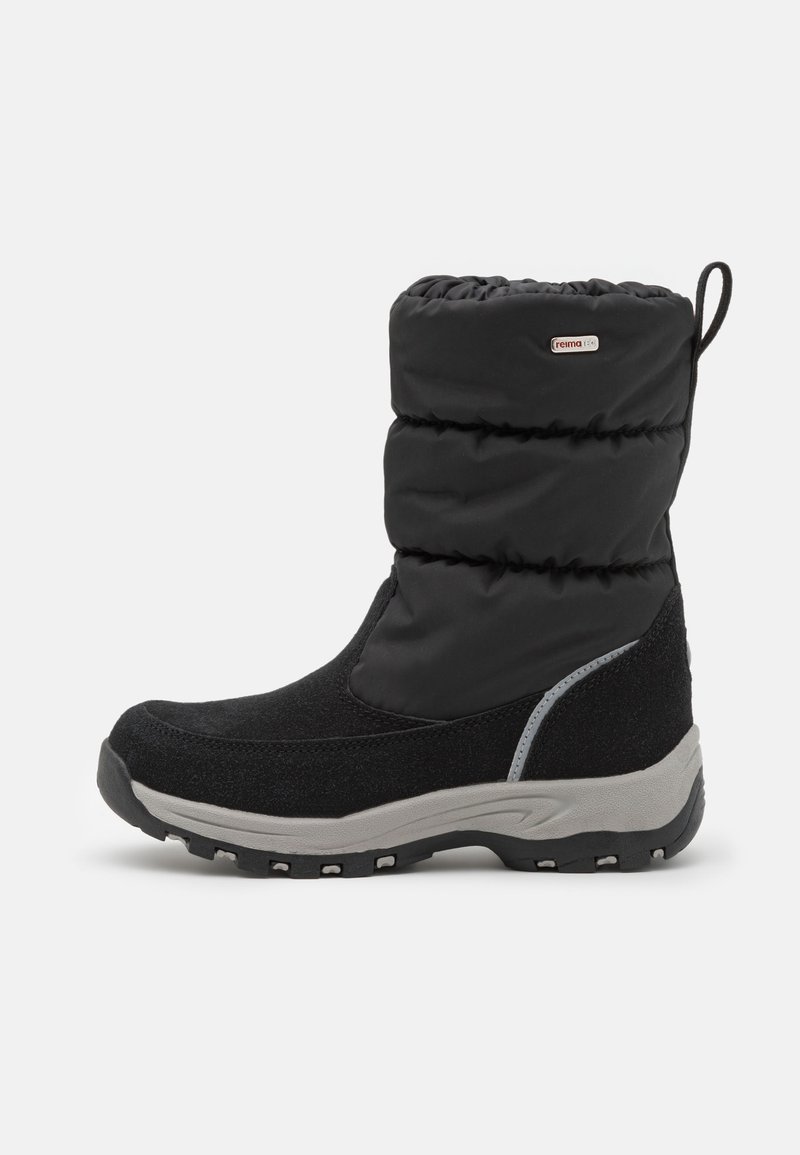 Bottes d'hiver noires isolées avec un haut rembourré, en matériau texturé, et une semelle en caoutchouc grise avec des motifs de grip pour l'adhérence.