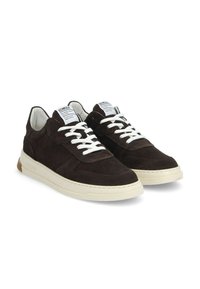 Sneaker in suede marrone con lacci bianchi, tomaia texture, suola in gomma crema e dettaglio del logo sul tallone. Design minimalista e forma arrotondata.