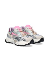 Zapatillas que presentan una mezcla de brillantes lentejuelas plateadas, material texturizado gris, acentos en rosa y una suela de goma negra, con detalles en beige.