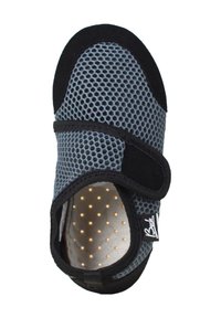 Schwarzer und grauer Slipper mit einem Obermaterial aus Mesh, Klettverschluss, gepolstertem Innenraum und gepunkteter Sohle für Komfort und Belüftung.