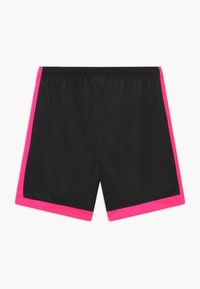 Pantalones cortos deportivos negros con textura suave, que cuentan con paneles laterales de malla de color rosa brillante y una cintura elástica cómoda.
