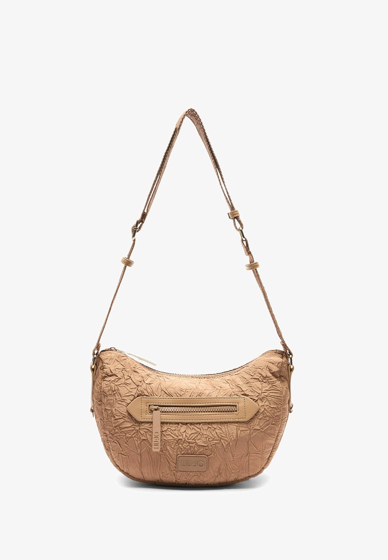 Borsa hobo in materiale beige stropicciato con tasca con zip e dettaglio del logo. Presenta una sottile tracolla regolabile per un facile trasporto.