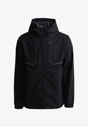 Fekete kapucnis dzseki elülső cipzárral és két függőleges, cipzáras mellzsebbel, fényvisszaverő részletekkel.