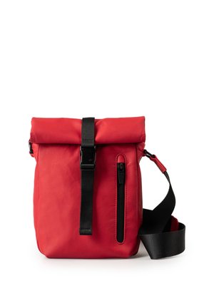 Zaino rosso con chiusura a rotolo, fibbia nera, tasca frontale verticale con cerniera e tracolla nera regolabile su sfondo bianco.