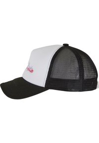 Valge ja must trucker müts, millel on kõver serv, võrgusilk taga ning punase ja lillega tikand logoga esipaneelil.