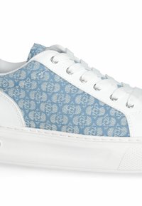 Sneaker azzurro chiaro con tomaia in tessuto testurizzato che presenta un motivo, dettagli in pelle bianca, punta tonda e lacci bianchi. Suola in gomma.