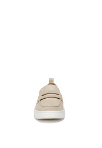 Baskets en daim beige avec deux bandes sur le cou-de-pied, semelle en caoutchouc blanc et une languette au talon. Texture lisse avec un léger éclat.