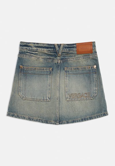 Μίνι φούστα από τζιν με δύο πίσω τσέπες, ξεθωριασμένο πλύσιμο, λεπτομέρειες ραφών και καφέ δερμάτινη ετικέτα με την επιγραφή "Versace" στη μέση.