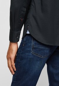 Tommy Hilfiger CORE FLEX REGULAR FIT - Skjorter - black