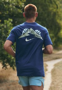 Nike Performance TEE ENERGY TRAIL - Sports T-shirts - brave blue