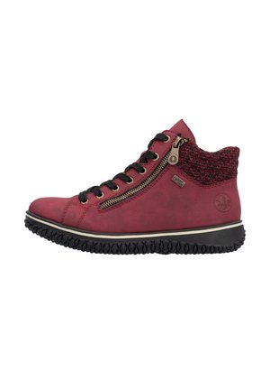 Bottine rouge avec un col en tricot texturé, lacets noirs, fermeture éclair sur le côté et semelle en caoutchouc avec un motif de semelle.