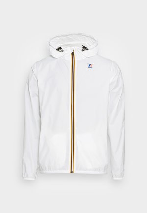 Weiße leichte Jacke mit einer Kordelzugkapuze, einem vorderen Reißverschluss mit einem mehrfarbigen Streifen und einem kleinen Logo auf der Brust.