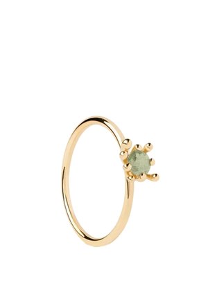 Anello d'oro con una pietra preziosa tonda verde pallido tenuta da sei griffe su uno sfondo bianco semplice.