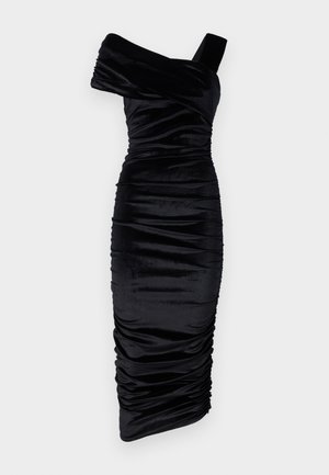 Vestido de veludo preto, off-shoulder, com detalhes plissados e silhueta justa, apresenta uma alça larga de um dos lados. Comprimento até a meia-coxa.