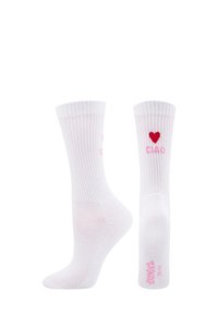 Białe skarpetki bawełniane z prążkowanym wzorem, z czerwonym napisem "CIAO" i grafiką serca po bokach. Gładka faktura i długość do kostki.