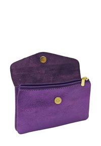 Pochette en cuir violet avec une texture lisse, dotée d'un compartiment zippé et d'une fermeture à bouton pression dorée. Ouverte sur le dessus, mettant en valeur la doublure intérieure.